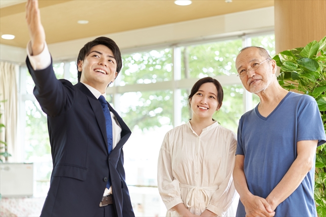 施設見学に同行して入居者様の立場で一緒にお選びします。